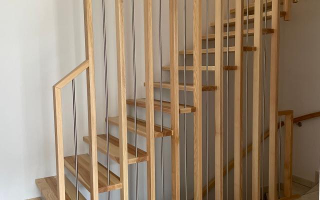 Treppe mit Holzstreben