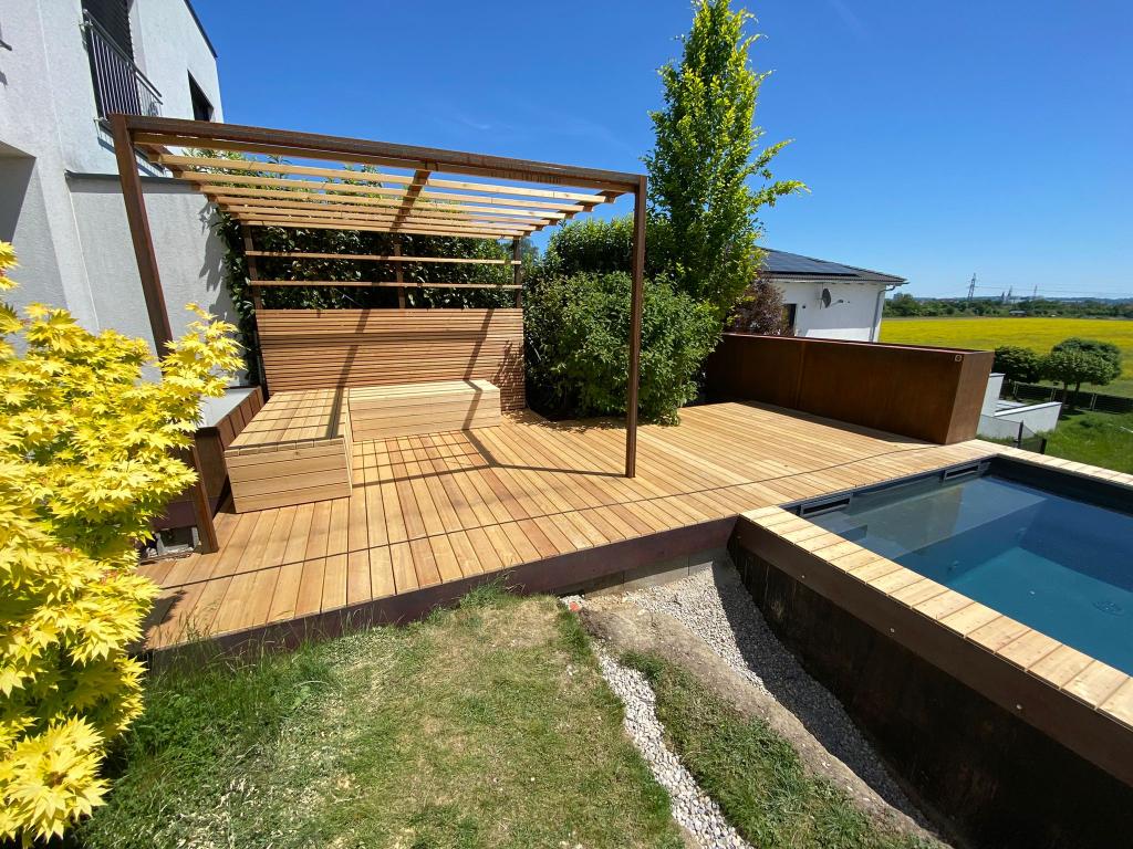 Terrasse mit Pool und Sonnenschutz